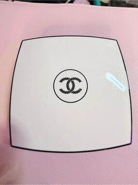 CHANEL LES BEIGES HEALTHY GLOW ILLUMINATING COMPACT PWDR In SUNSET